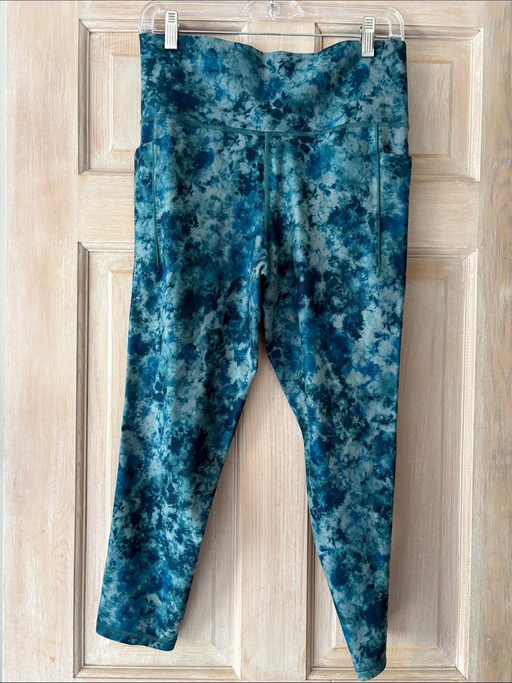 Athleta salutation stash pocket 7/8 tight